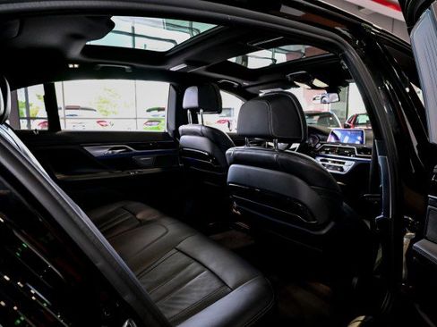 Used 2020 BMW 750i xDrive w/ Executive Package AWD/4WD image 25
