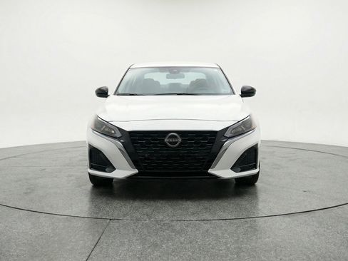 Used 2025 Nissan Altima 2.5 SV image 2