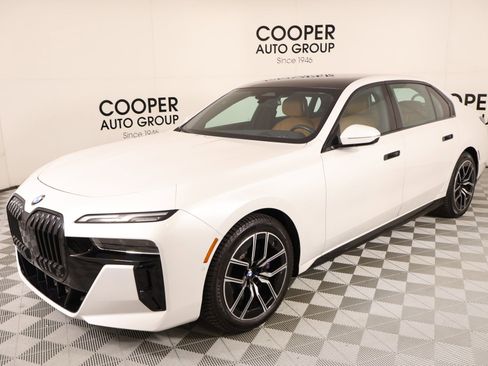 Used 2023 BMW 740i w/ Parking Assistance Package image 11