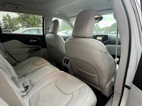 Used 2019 Jeep Cherokee Limited w/ Luxury Group FWD image 12