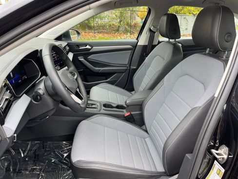 Used 2025 Volkswagen Jetta SE image 35