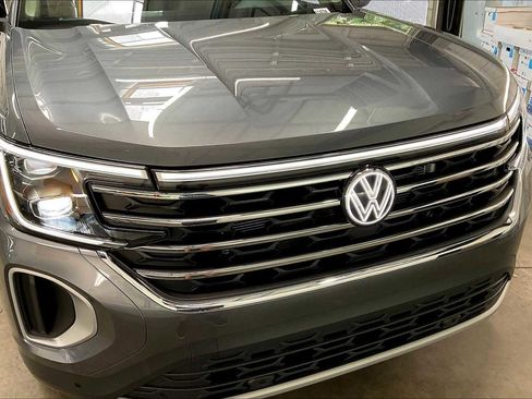 New 2025 Volkswagen Atlas SE image 32