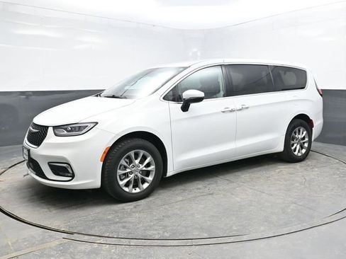 Used 2023 Chrysler Pacifica Touring-L image 3
