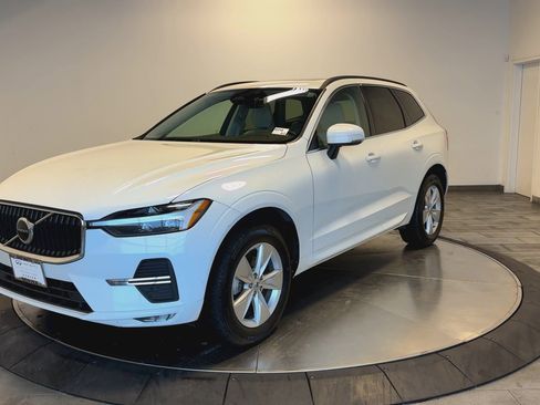 Used 2022 Volvo XC60 B5 Momentum image 4