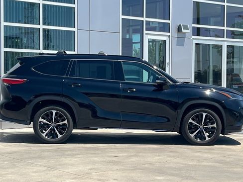Used 2021 Toyota Highlander XSE AWD/4WD image 3