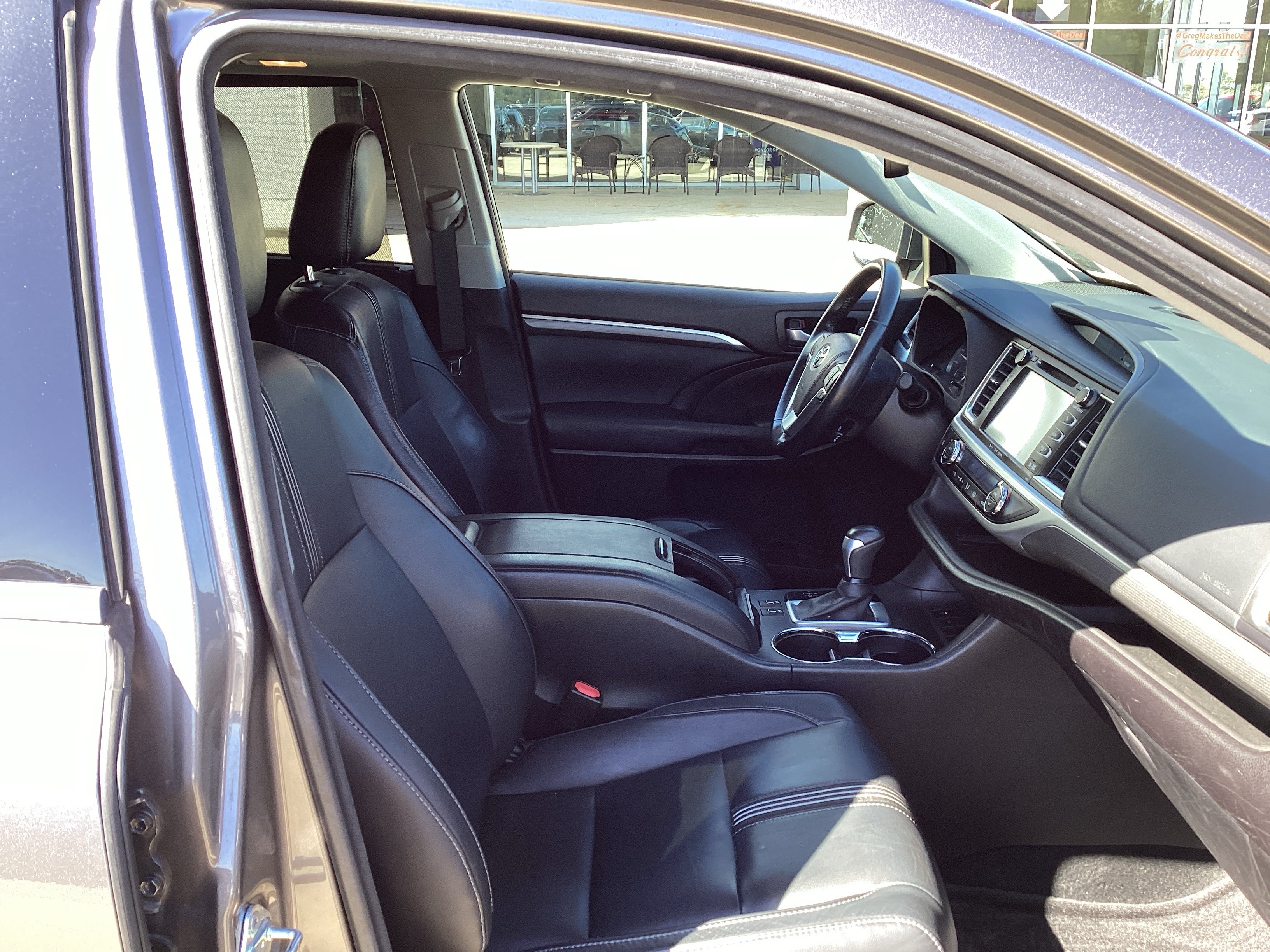 Used 2017 Toyota Highlander SE FWD image 8