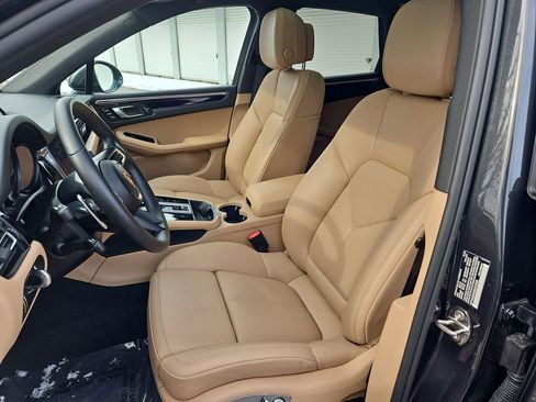 Certified 2025 Porsche Macan image 5