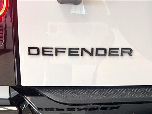 Used 2025 Land Rover Defender 110 X-Dynamic SE AWD/4WD image 29