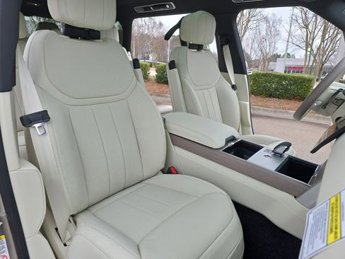 New 2026 Land Rover Range Rover Long Wheelbase SE image 10