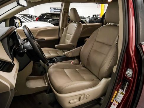 Used 2019 Toyota Sienna XLE Premium FWD image 26