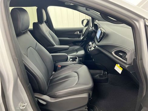 New 2026 Chrysler Pacifica Select FWD image 21