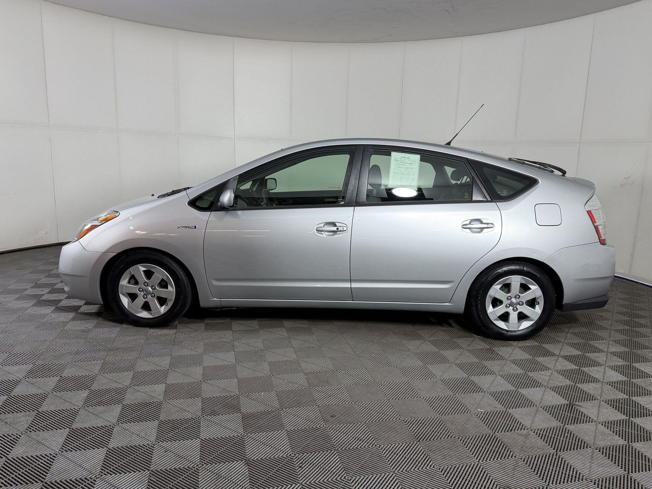 Used 2006 Toyota Prius w/ Pkg 7 FWD image 2