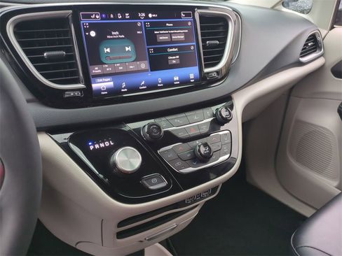 Used 2024 Chrysler Pacifica Touring-L image 13