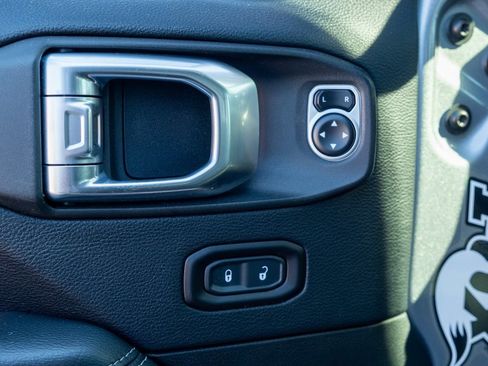 Used 2018 Jeep Wrangler Unlimited Sahara image 27