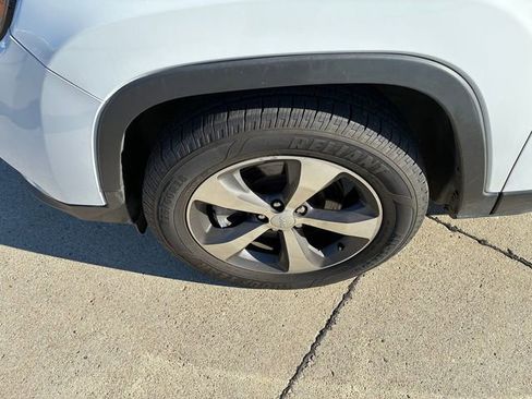 Used 2019 Jeep Cherokee Limited image 10