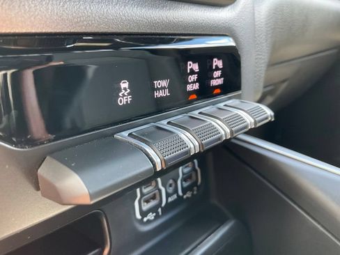 Used 2022 RAM 1500 Big Horn w/ Night Edition AWD/4WD image 4