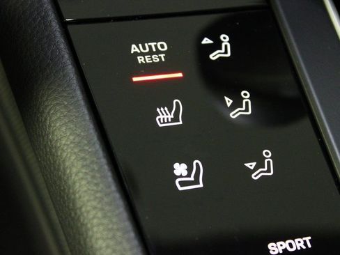 Certified 2025 Porsche Macan AWD/4WD image 31