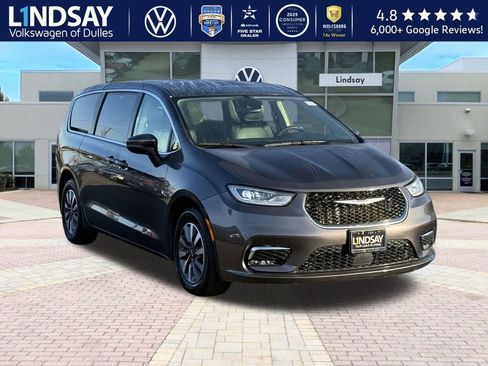 Used 2023 Chrysler Pacifica Touring-L image 1