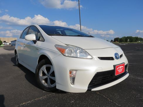 Used 2012 Toyota Prius Two FWD image 2
