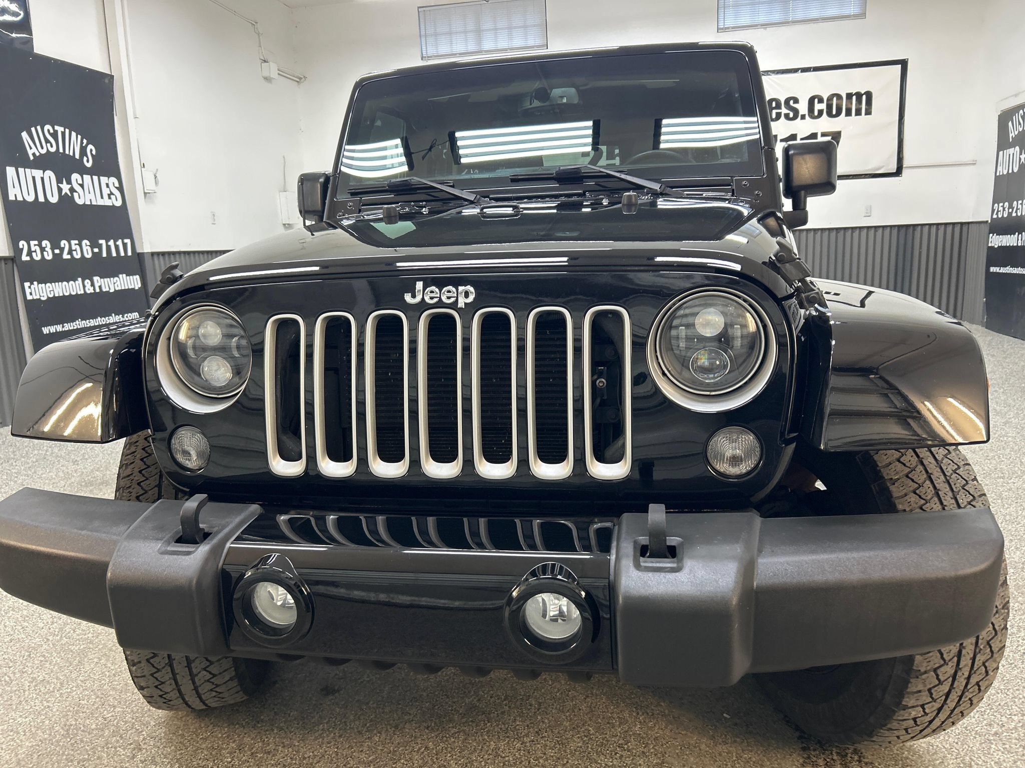 Used 2016 Jeep Wrangler Unlimited Sahara w/ Dual Top Group AWD/4WD image 2
