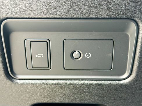 Used 2023 Land Rover Discovery Metropolitan Edition image 37