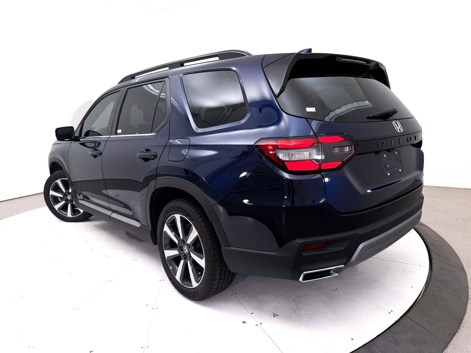 Used 2024 Honda Pilot Touring image 2