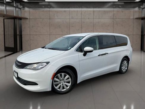 Used 2020 Chrysler Voyager L image 18