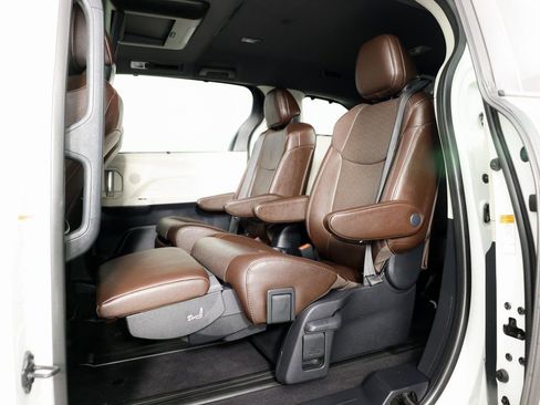 Used 2021 Toyota Sienna Platinum image 7