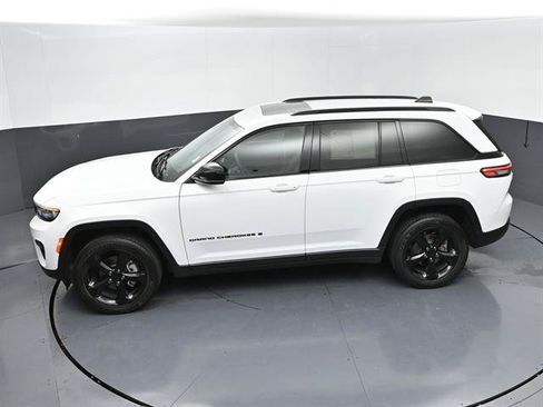 Used 2024 Jeep Grand Cherokee Altitude AWD/4WD image 38