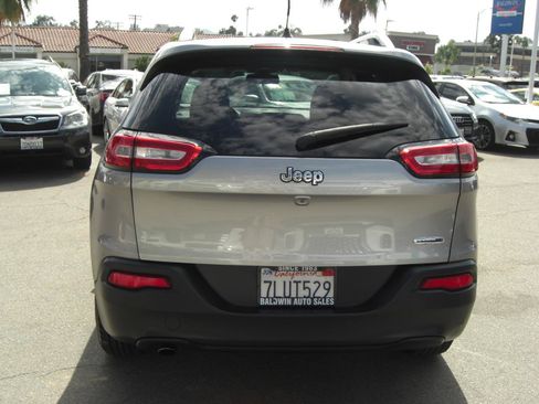 Used 2015 Jeep Cherokee Latitude FWD image 12