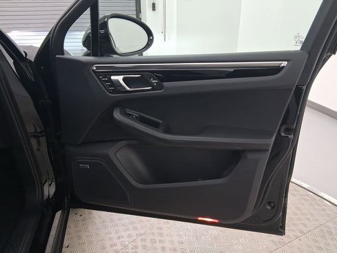Used 2024 Porsche Macan image 36