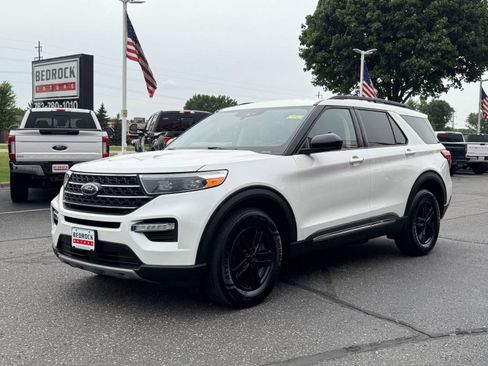 Used 2021 Ford Explorer XLT w/ Equipment Group 202A AWD/4WD image 3