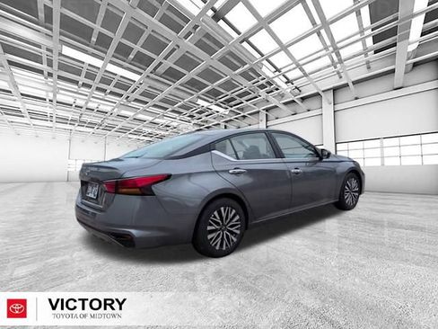 Used 2025 Nissan Altima 2.5 SV FWD image 3