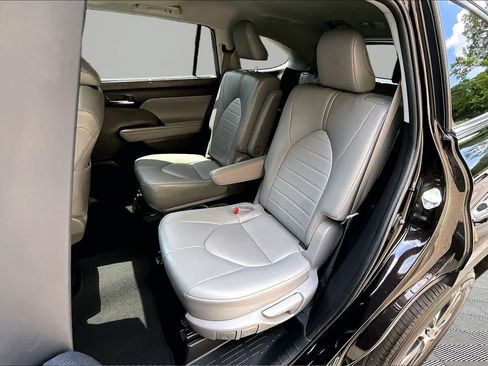 Used 2022 Toyota Highlander XLE FWD image 21