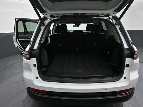 Used 2023 Jeep Grand Cherokee Limited w/ Black Appearance Package image 32