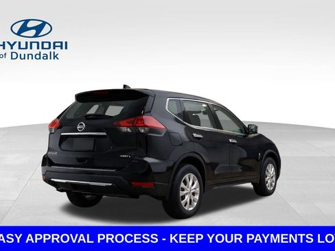 Used 2019 Nissan Rogue S image 2