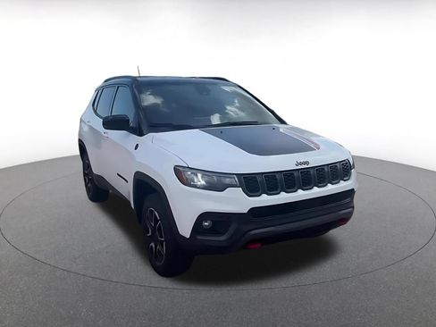 Used 2025 Jeep Compass Trailhawk AWD/4WD image 3