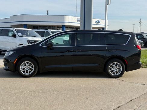 Used 2023 Chrysler Voyager LX image 2