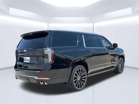 Used 2026 Chevrolet Suburban High Country AWD/4WD image 8
