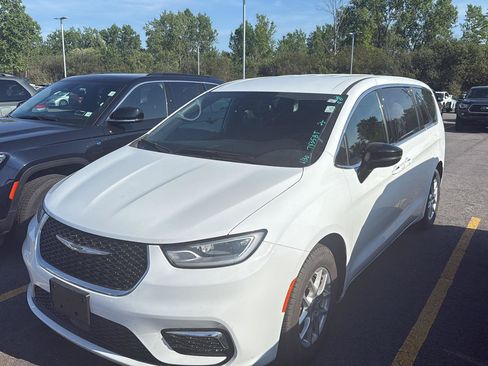 Used 2025 Chrysler Pacifica Select FWD image 6