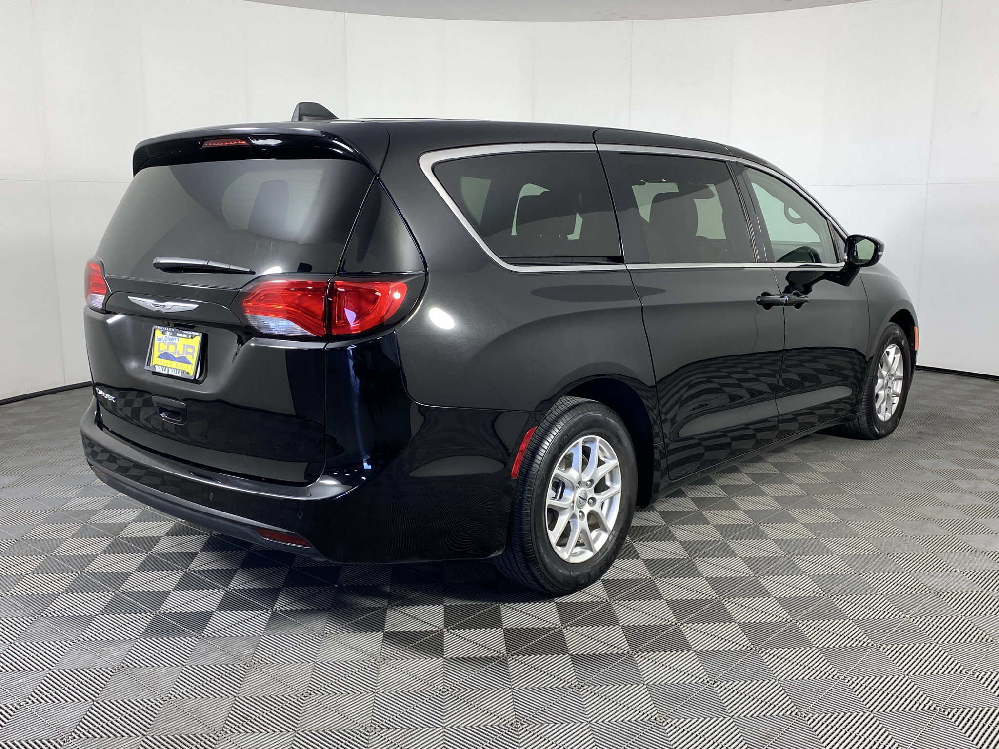 Used 2025 Chrysler Voyager LX FWD image 8