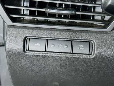 Used 2025 Nissan Altima 2.5 SV FWD image 17