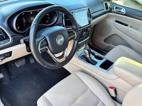 Used 2022 Jeep Grand Cherokee Laredo E image 18