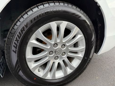 Used 2013 Toyota Sienna XLE image 29