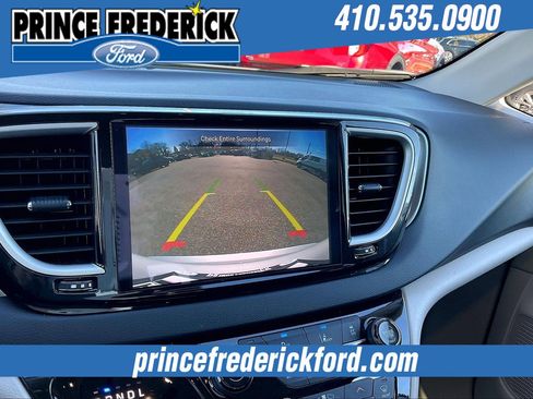 Used 2024 Chrysler Pacifica Touring-L image 19