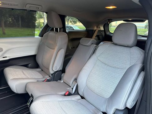 Used 2025 Toyota Sienna LE FWD image 7
