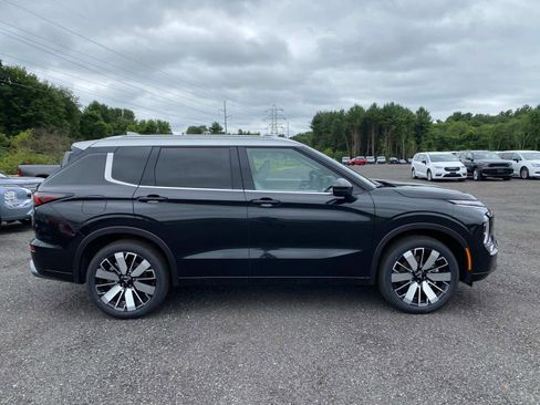 New 2025 Mitsubishi Outlander AWD image 2