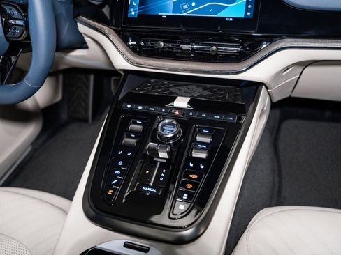 Used 2025 Aston Martin DBX 707 image 29