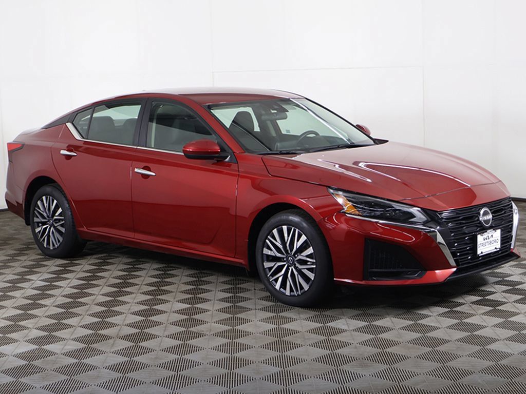 Used 2023 Nissan Altima 2.5 SV AWD/4WD image 2