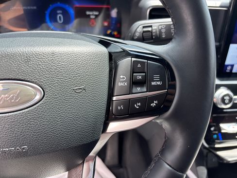 Used 2022 Ford Explorer Platinum w/ Equipment Group 601A AWD/4WD image 18
